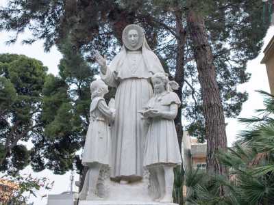 ...che fu intitolato a Santa Maria De Mattias, fondatrice dell�ordine religioso delle Suore Adoratrici del Sangue di Cristo attivo a Bari dal 1893